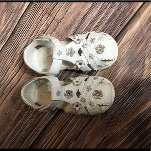 Wonderkids Girls White sandals w/3Dflower detail☘️